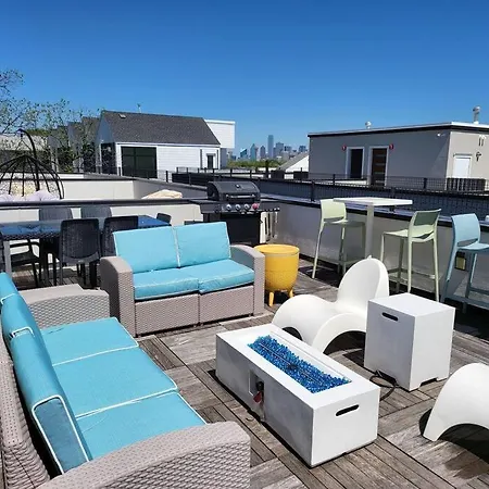 Villa Social House With King Bed With 2 Car Garage Parking!